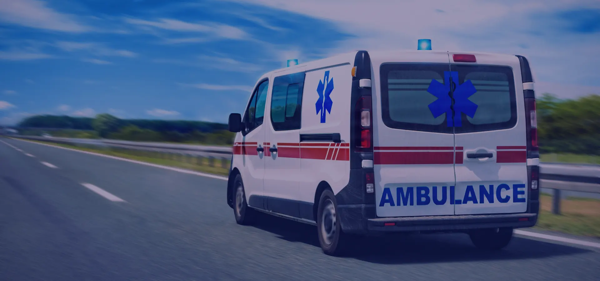 jadący ambulans